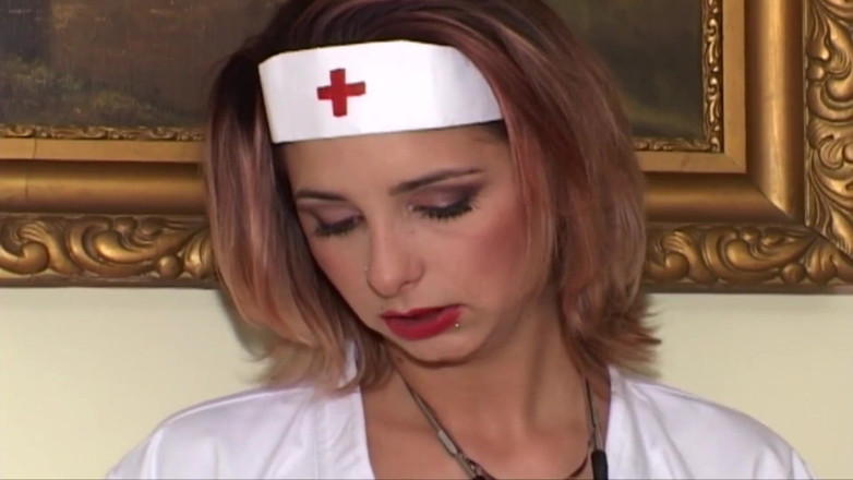 Fetish Desire: Seksowna pielęgniarka jest za gorąca, a pacjent ma żenującą erekcję