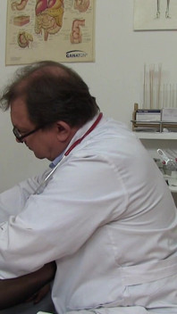 Punto ginecologo maturo - set di telecamera spot nella sala check up ginecologico