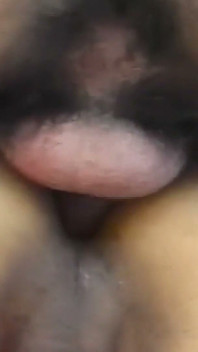Mamă sexy brunetă țâțoasă călărește o pulă groasă în aer liber