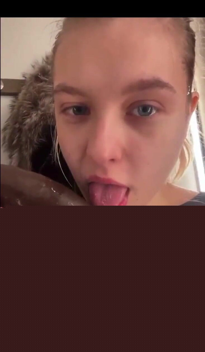 JuiceLussie: Soyunma odasında oral seks