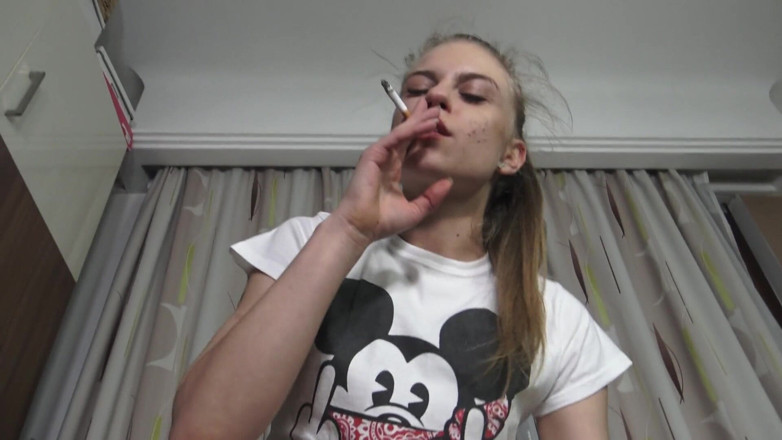 Solo Austria: Teenie Dildo Riding Smoking!