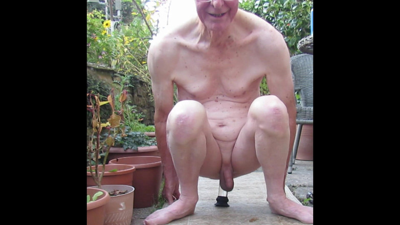 bigears: Elle chevauche une grosse bite en verre à l’extérieur