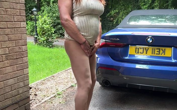 Kelly CD 2022: La sexy Kellycd2022 dans une robe sans dos doré et...