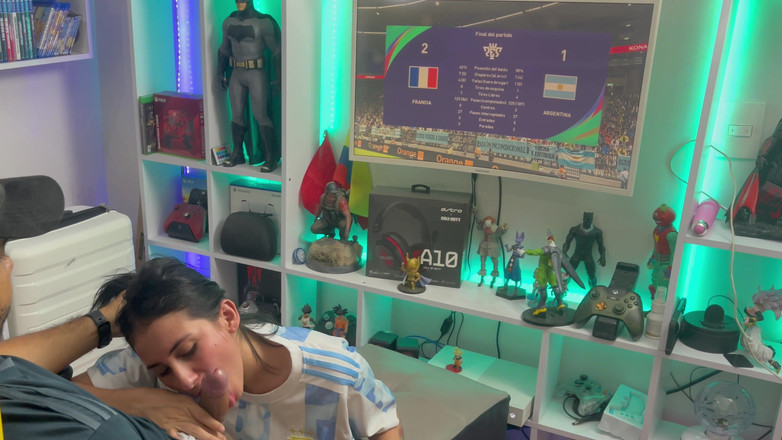 Jenifer Play: Аргентинська дівчина програла парі і змушена смоктати чудовий член