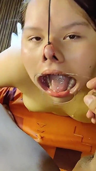 내 정액을 얼굴 마스크로 사용하는 걸 좋아하는 그녀