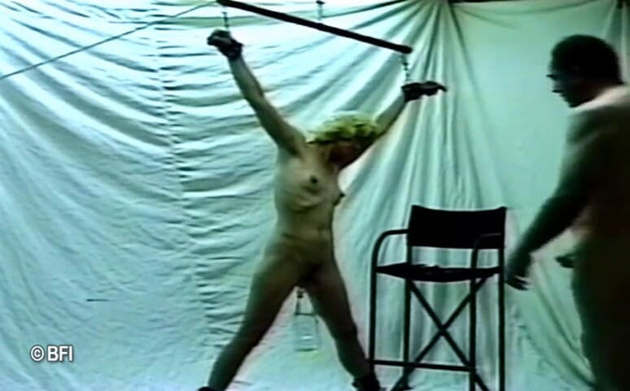 Dark room of slave seks: Retro dominance s bičováním a svazováním