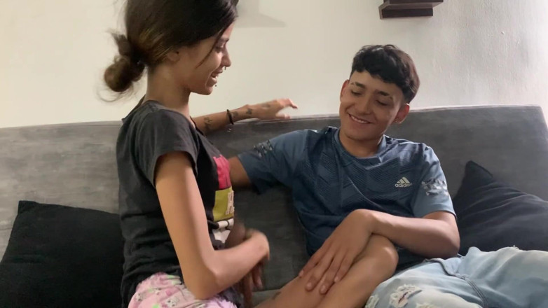 TUflacasex123: Üvey kız kardeşimle evde oynuyorum sikişiyor