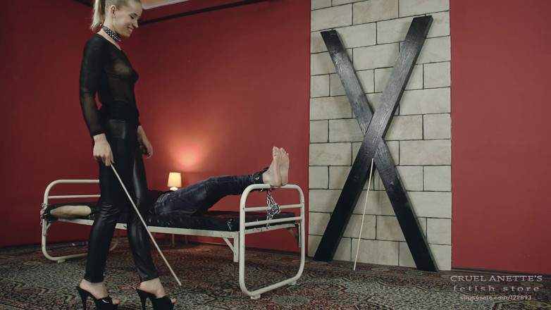 Cruel Anettes fetish world: Bastinado di atas katil