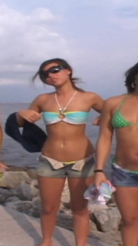 Tre bellezze giocano nude su una spiaggia pubblica