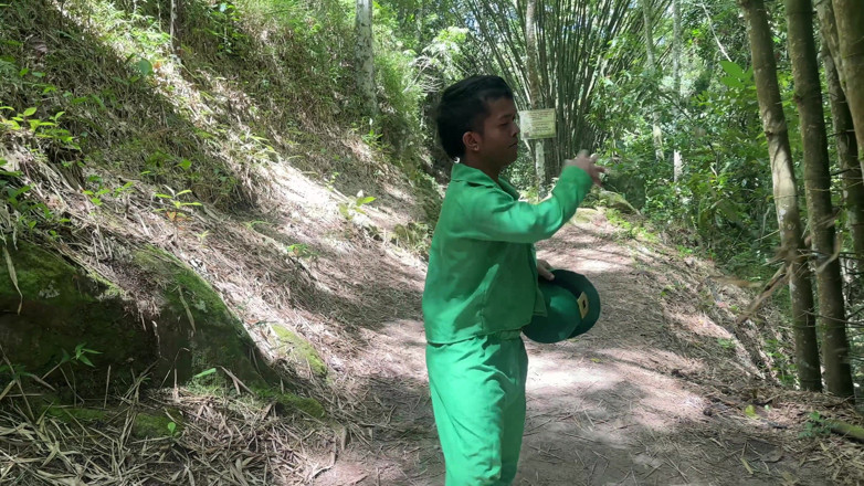 Julianaburning: Pequeño Duende Encuentra a Una Chica Perdida En El Bosque...