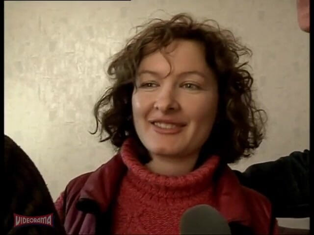 Videorama: Mooie dame met warrig kapsel heeft plezier met seks