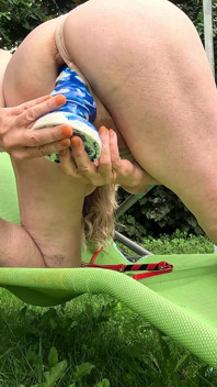Aku lagi asik muasin memekku pakai dildo ukuran XL