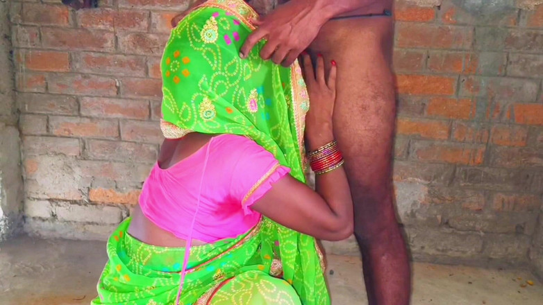 Sumang studio: Suami membuatkan isteri mudanya duduk di pangkuannya dan memasukkan zakarnya...