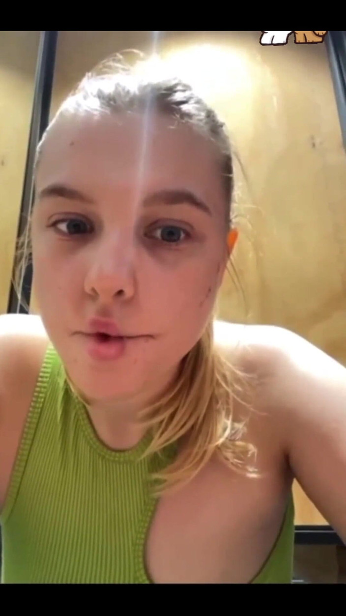 JuiceLussie: Berjalan dengan alat penggetar di tempat awam