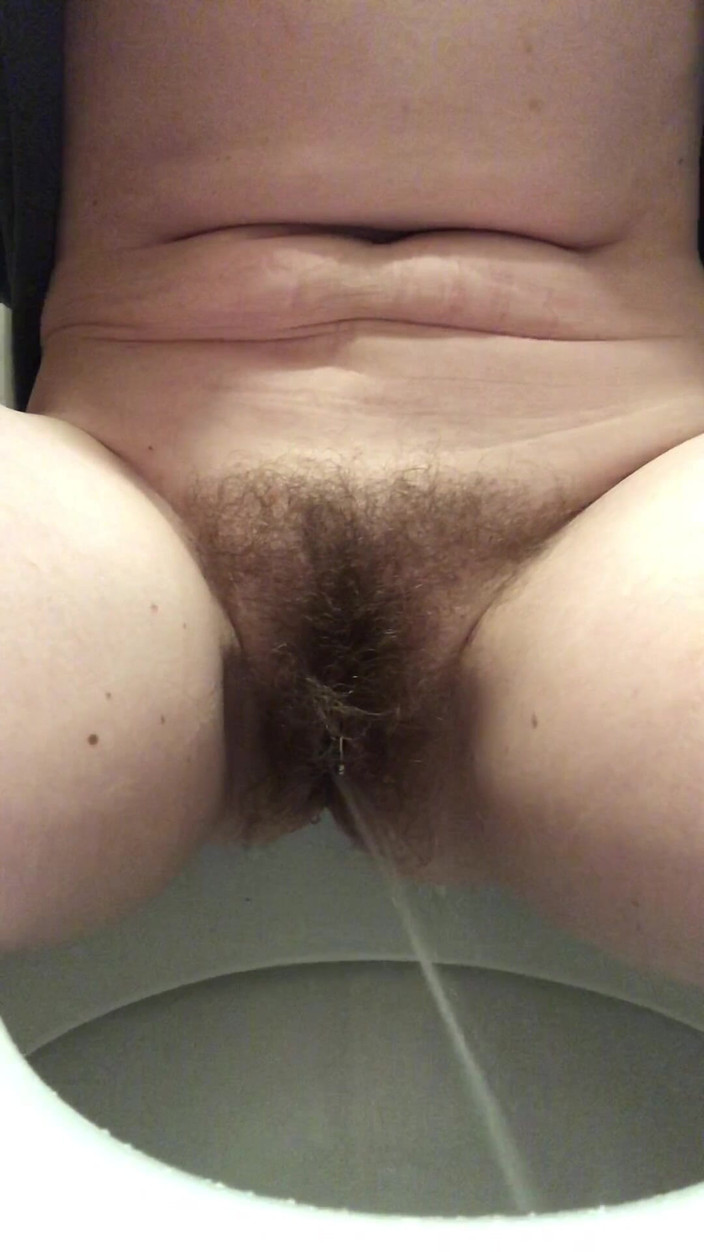 Pissing Paradise: Kencing Kuat Dari Memek Berbulu Yang Sempurna Di Toilet Umum