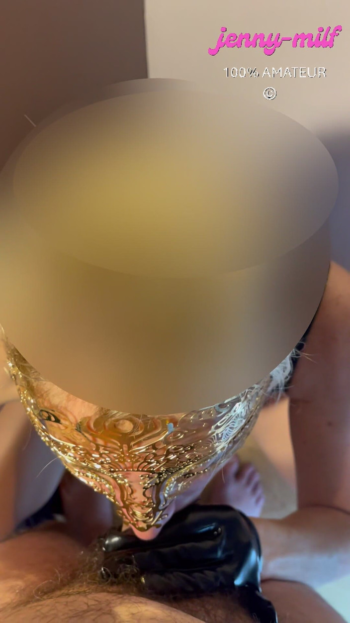 Jenny Milf: Thổi kèn nghịch ngợm với khuôn mặt và móc cua...