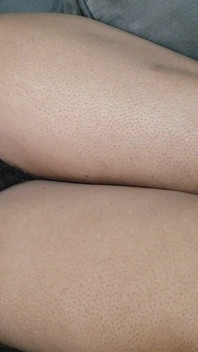 Una donna con molti bei capelli pubici tra le gambe si trovano sul suo divano in attesa di essere fatta l'amore per lei