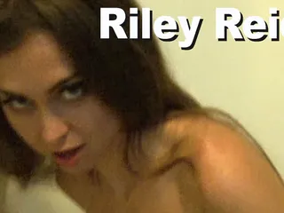 Riley Reid浴室撒尿