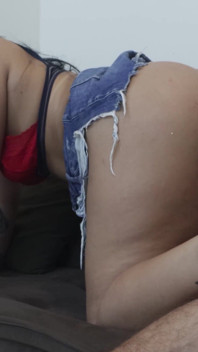 La voluttuosa stella fa una sega con i piedi ed un sesso anale!
