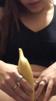 Video virale di Tikktokk martiiaciar che mangia una banana