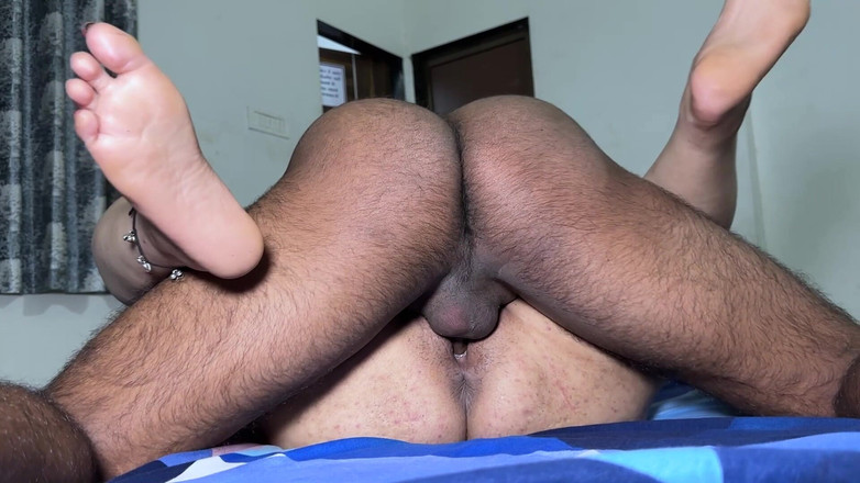 Next short: とても美しく魅力的な女の子が彼氏の友人の家に来て、彼とセックスをします