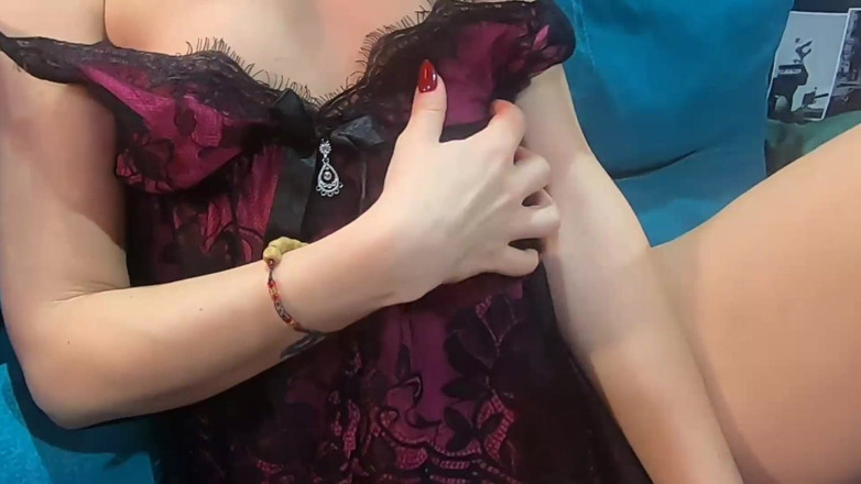 ChiksMira: Toucher les petits seins et la chatte avec une culotte...