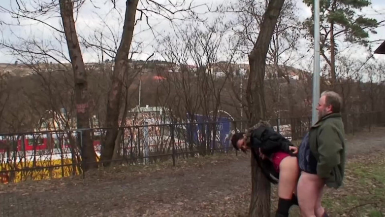 German amateur - 100% German hardcore videos: Muž zvedne děvku a šuká ji všude