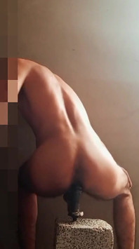 Isnin untuk kaki dan glutes dengan squats dildo