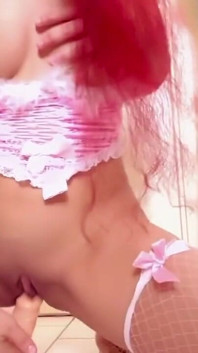 Față uimitoare și corp cu forme care adoră să călărească vibratorul ei preferat