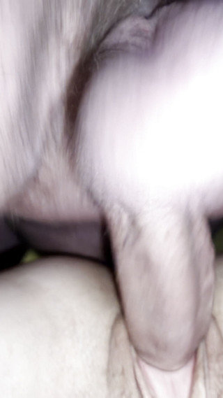 Puck and pussy: Chlupaté koule a chlupatý klitoris se spoustou kapajícího spermatu