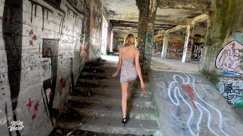 Miley Weasel: Chica rubia cachonda folla su coño mojado