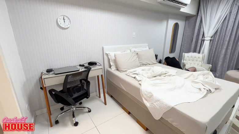 CuckoldHouse: 졸린 여친에게 바람피는 양성애자 소녀