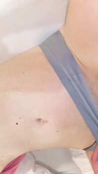 La sorellastra di 18 anni ha aperto per me la nuova sconosciuta sarebbe del footjob. Quel giorno sono diventato amante dei piedi.