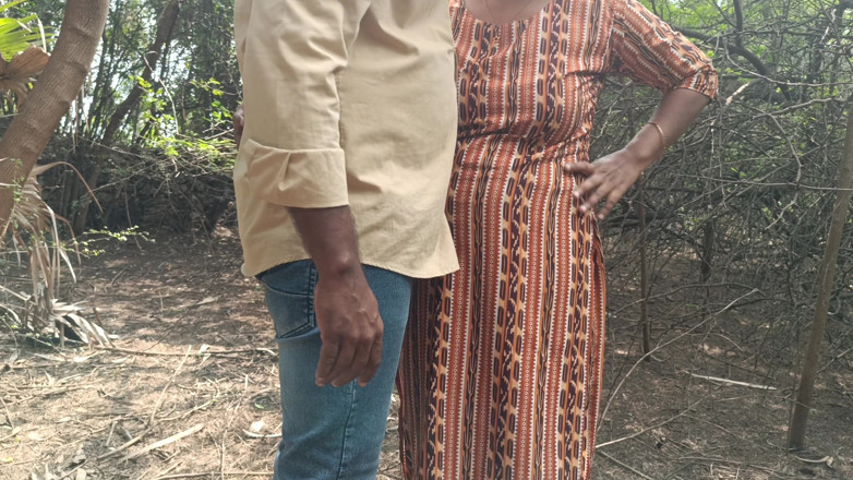 Inba: Universitária estudante ao ar livre de quatro