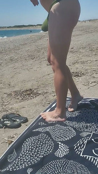 Uwielbiam być na plaży w stringach i być widzianą