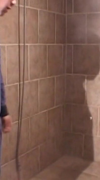 Doigtage de chatte dégoulinante et oral baveux sous la douche