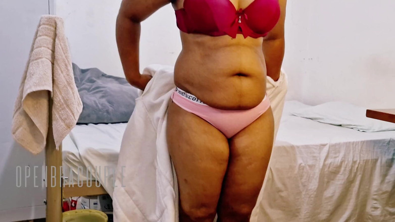 Openbra: Tía india hace masaje con aceite en centro de masajes