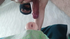 Guy big cock cum: Chlap sténá a třese při stříkání uvnitř falešné kundičky