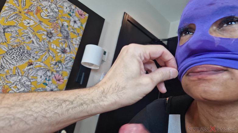 Nylon Xtreme: Точка зору Джулія Кейт, 1-ша капсула Нейлонова дівчина-помпон