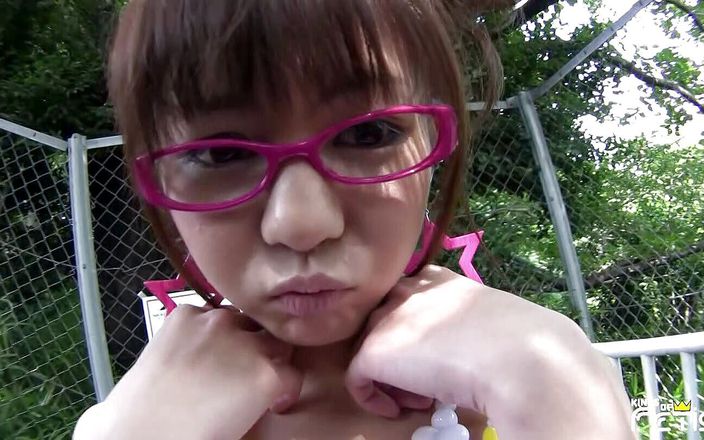 Pure Japanese adult video ( JAV): Japon genç kız arabada oyuncaklarla oynuyor ve açık havada fışkırtıyor...