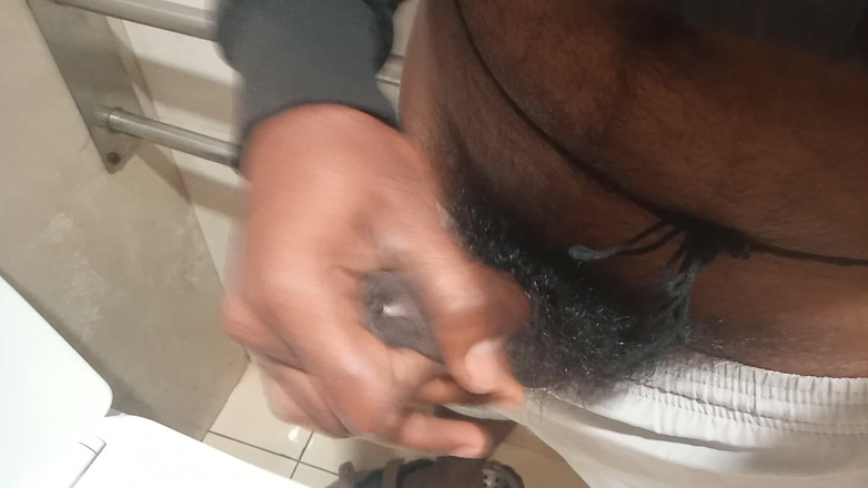 KUMBHA MANOJ KUMAR: Masturbazione in bagno