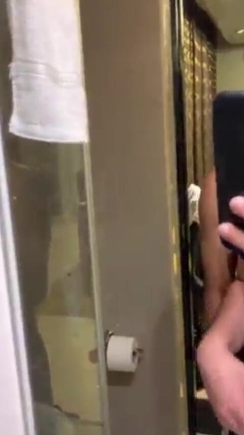 The Substance: 細身の裸の男たちが私のアパートで朝の挿入を待っている!