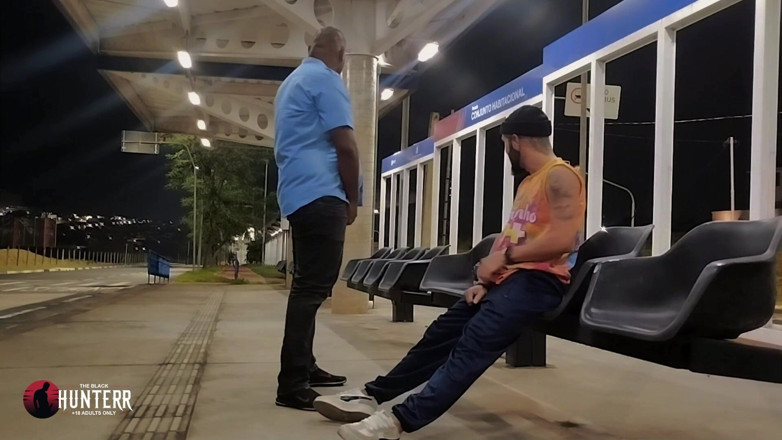 TheBlacKHunterr: 버스 운전사가 정차장에서 승객을 태우는 모습 영상 2