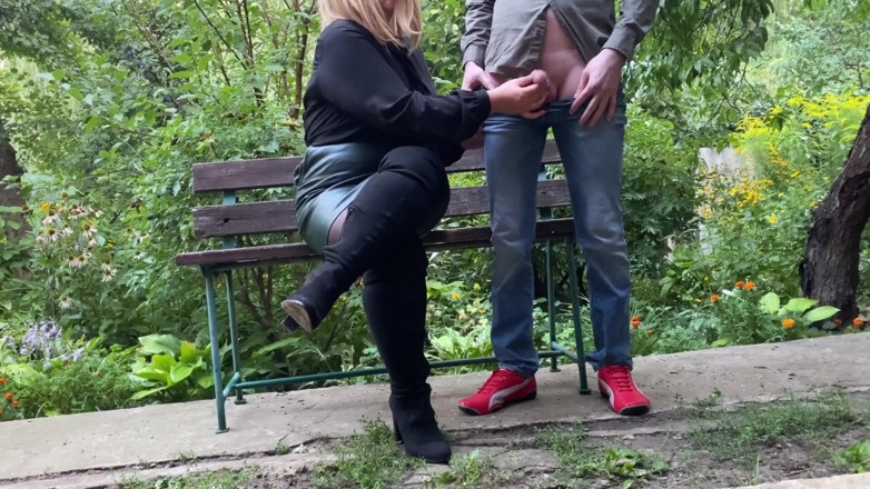 OurFetishLife: Une belle-mère mature sait comment vous garder sous contrôle