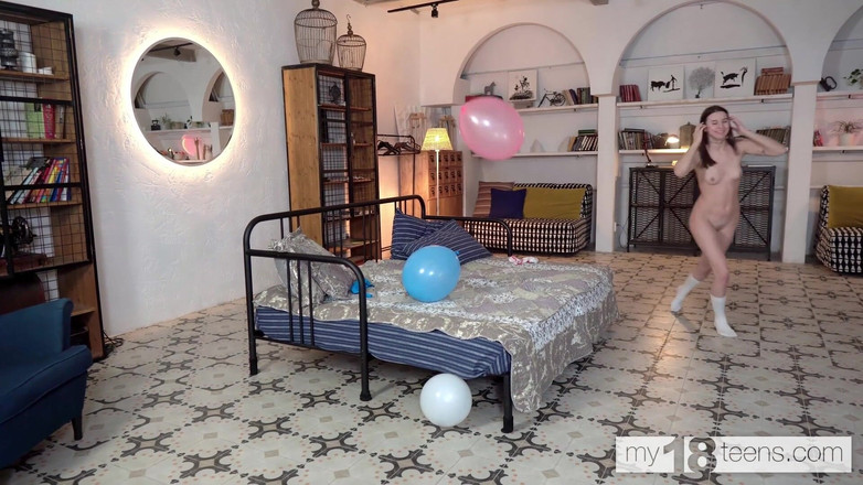 My 18 Teens: My18teens - roztomilá dívka v bílých kalhotkách kouří balónky a hraje...