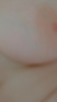 Pot să-mi pun pijamale de Crăciun? Masturbare lentă a unei mame sexy dolofane.