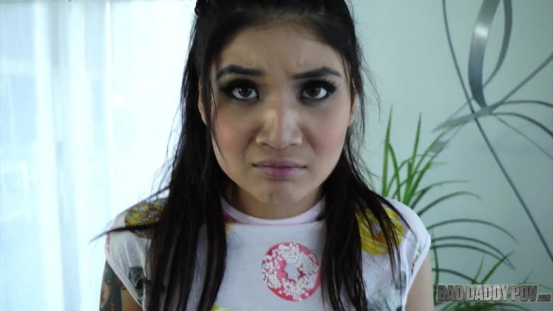 BadStepFamilyPov: 入れ墨Brenna Sparksはstepdaddyから彼女の腹にスプレーされます