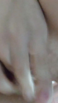 セクシーな女の子が寝室で自慰行為をする