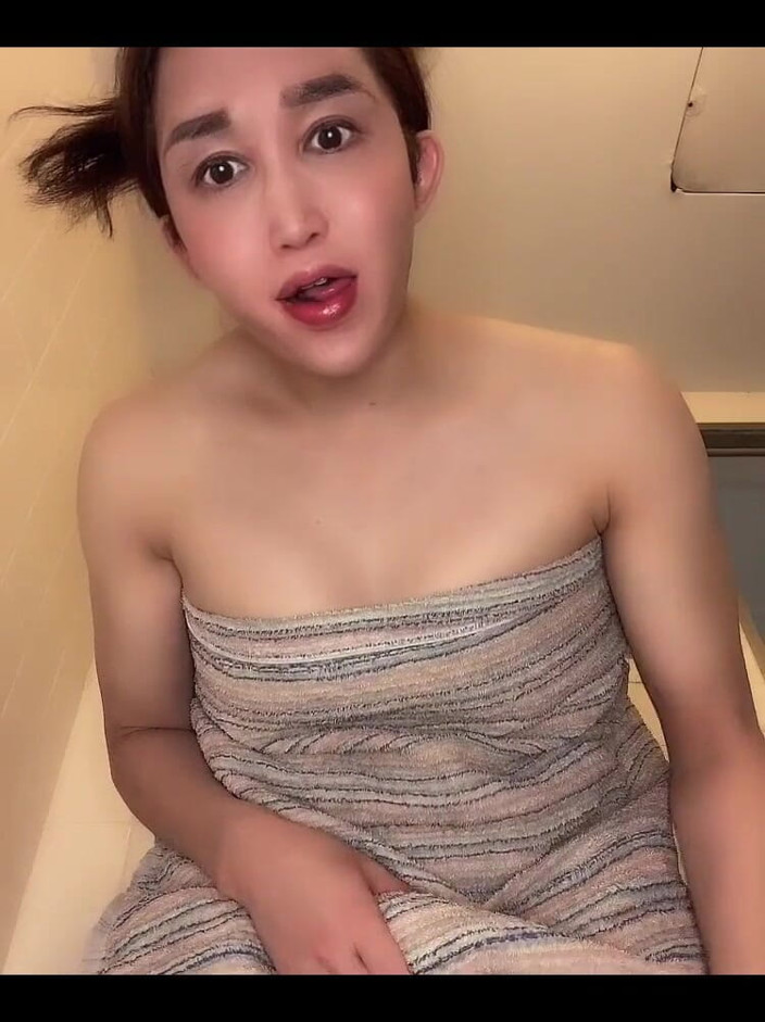 TS Shizuka: 在淋浴时吮吸我的鸡巴