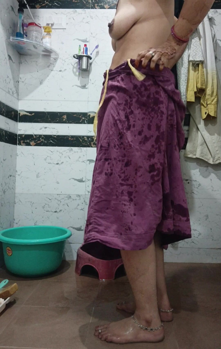 Priyahot77: Priya Bhabi velký zadek v koupelně show